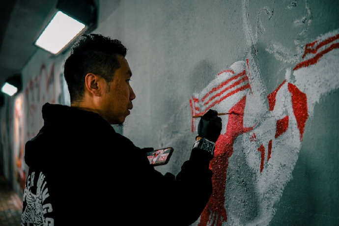 致敬！天津球迷为于根伟画涂鸦，重现01年世预赛庆祝动作